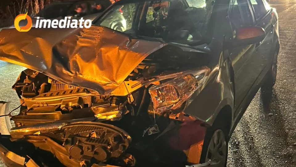 Mulher morre atropelada na Estrada Manoel Urbano após motocicleta ser atingida por veículo