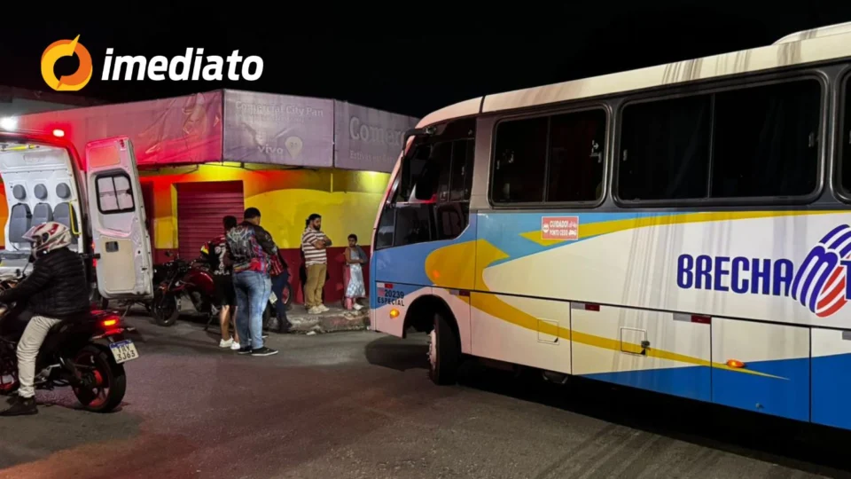 Passageira fica ferida após colisão de micro-ônibus com motocicleta na Zona Leste de Manaus