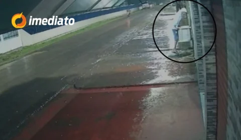 VÍDEO: Homem é flagrado tentando furtar lixeira durante forte chuva no interior do Amazonas