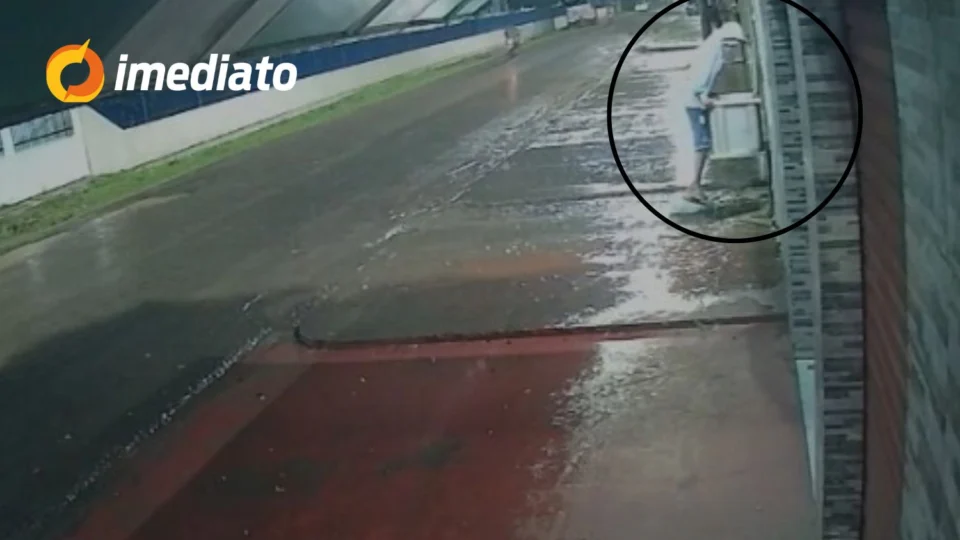 VÍDEO: Homem é flagrado tentando furtar lixeira durante forte chuva no interior do Amazonas