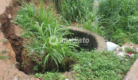 Risco de desbarrancamento preocupa moradores do beco Francisco Galvão, no Conjunto Amazonino Mendes 2