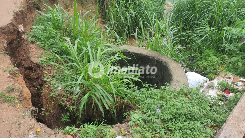 Risco de desbarrancamento preocupa moradores do beco Francisco Galvão, no Conjunto Amazonino Mendes 2