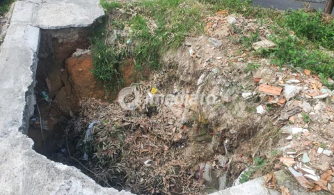 Moradores alertam para risco de desabamento em calçada da Praça 14 de Janeiro, em Manaus