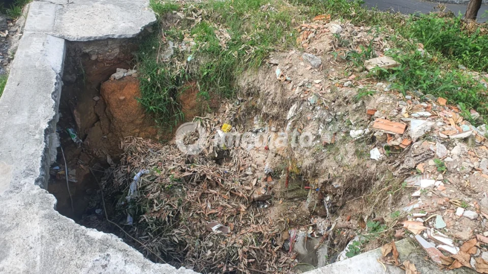 Moradores alertam para risco de desabamento em calçada da Praça 14 de Janeiro, em Manaus