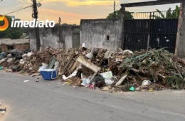 Moradores do bairro Jorge Teixeira II denunciam acúmulo de entulho e falta de limpeza na Rua Jacarandá