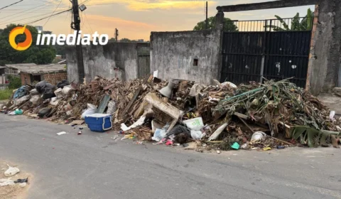 Moradores do bairro Jorge Teixeira II denunciam acúmulo de entulho e falta de limpeza na Rua Jacarandá