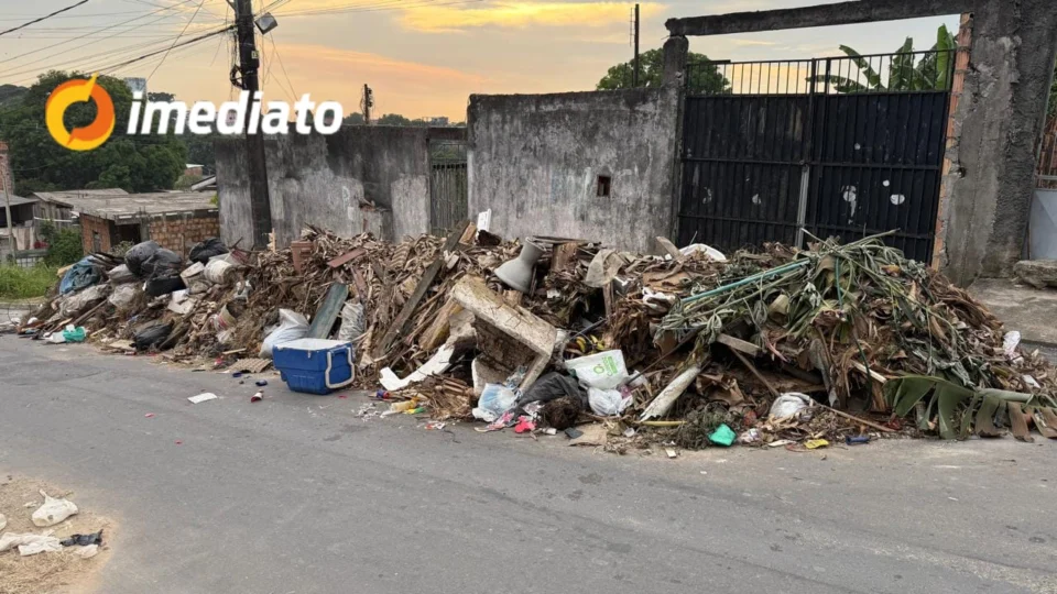 Moradores do bairro Jorge Teixeira II denunciam acúmulo de entulho e falta de limpeza na Rua Jacarandá