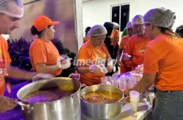 Instituto CEMEAR distribui sopas para pacientes e acompanhantes em frente ao SPA do Coroado, em Manaus