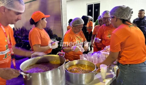 Instituto CEMEAR distribui sopas para pacientes e acompanhantes em frente ao SPA do Coroado, em Manaus