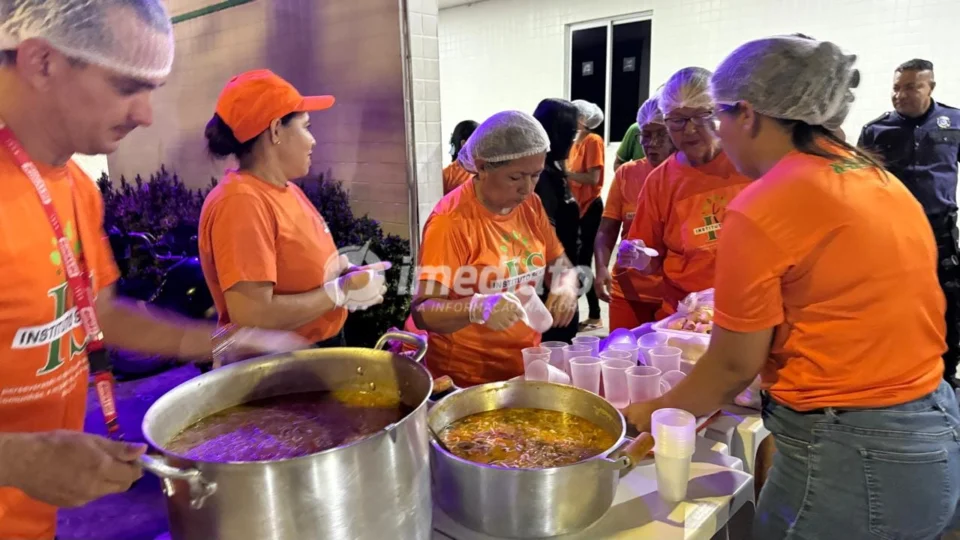 Instituto CEMEAR distribui sopas para pacientes e acompanhantes em frente ao SPA do Coroado, em Manaus