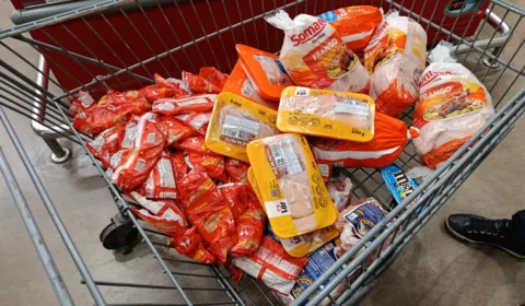 Operação ‘Zero Metanol’ encontra 35 kg de frango impróprio para consumo em supermercado da zona oeste de Manaus