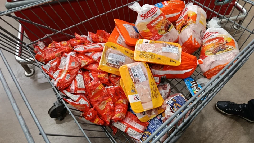 Operação ‘Zero Metanol’ encontra 35 kg de frango impróprio para consumo em supermercado da zona oeste de Manaus