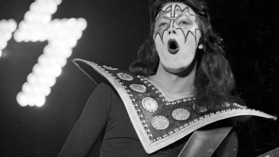 Morre guitarrista fundador da banda Kiss, Ace Frehley, aos 74 anos