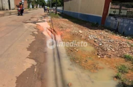 Moradores de Iranduba denunciam descaso da prefeitura e pedem asfalto em frente à escola