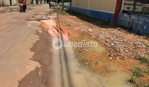 Moradores de Iranduba denunciam descaso da prefeitura e pedem asfalto em frente à escola