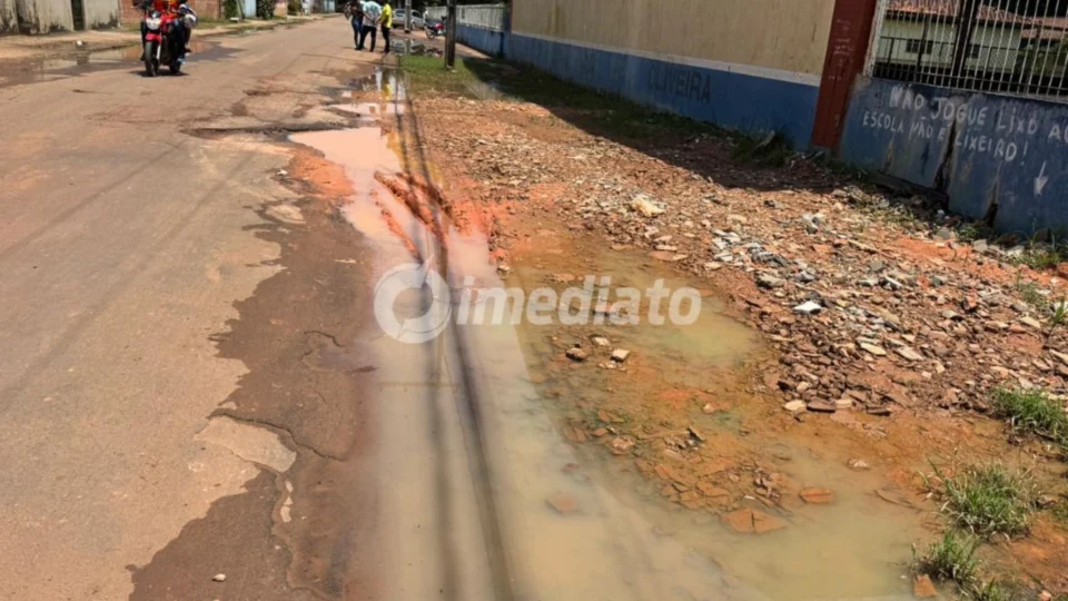 Moradores de Iranduba denunciam descaso da prefeitura e pedem asfalto em frente à escola