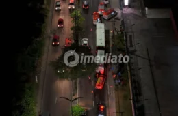 Colisão entre micro-ônibus e ônibus deixa trabalhadores feridos e motorista preso às ferragens na Avenida Rodrigo Otávio