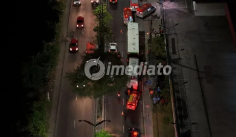 Colisão entre micro-ônibus e ônibus deixa trabalhadores feridos e motorista preso às ferragens na Avenida Rodrigo Otávio