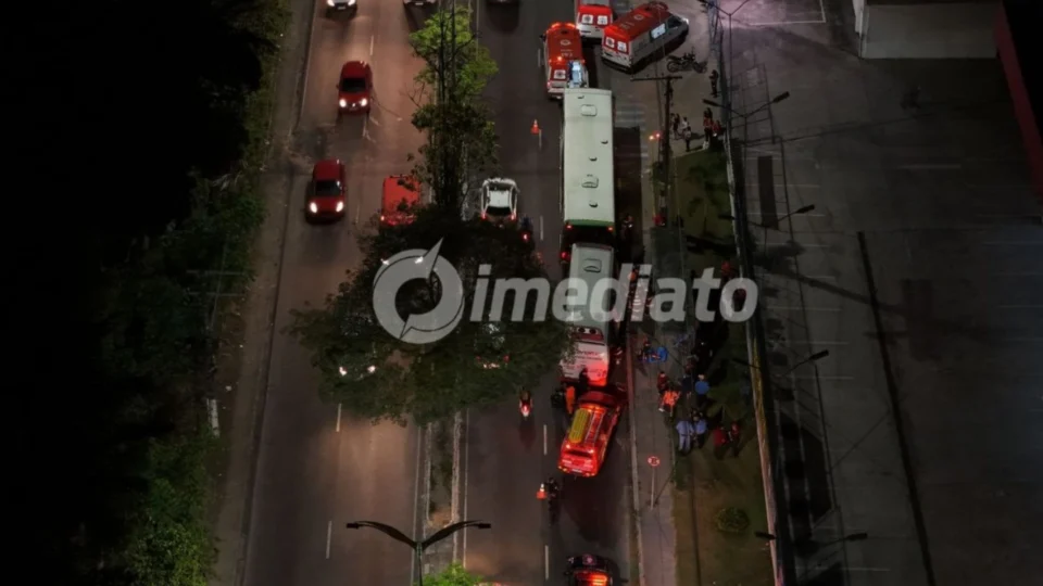 Colisão entre micro-ônibus e ônibus deixa trabalhadores feridos e motorista preso às ferragens na Avenida Rodrigo Otávio