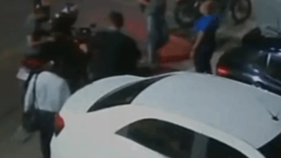 Criminosos armados rendem três pessoas durante assalto no bairro da União, em Manaus