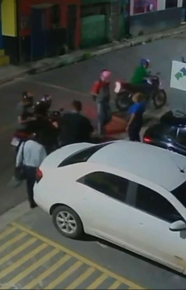 Três pessoas foram rendidas por criminosos armados na rua Desembargador Gaspar Guimarães, enquanto seguiam para o trabalho.