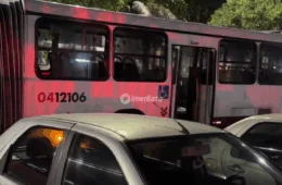 Criminosos aterrorizam passageiros em assalto a ônibus da linha 560 em Manaus