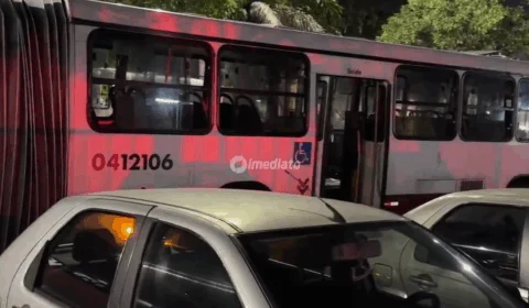Criminosos aterrorizam passageiros em assalto a ônibus da linha 560 em Manaus