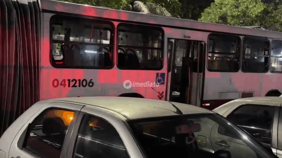 Criminosos aterrorizam passageiros em assalto a ônibus da linha 560 em Manaus