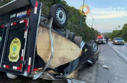 Viatura do IML capota na BR-174 após colisão com carro; duas pessoas têm ferimentos leves