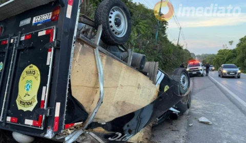 Viatura do IML capota na BR-174 após colisão com carro; duas pessoas têm ferimentos leves