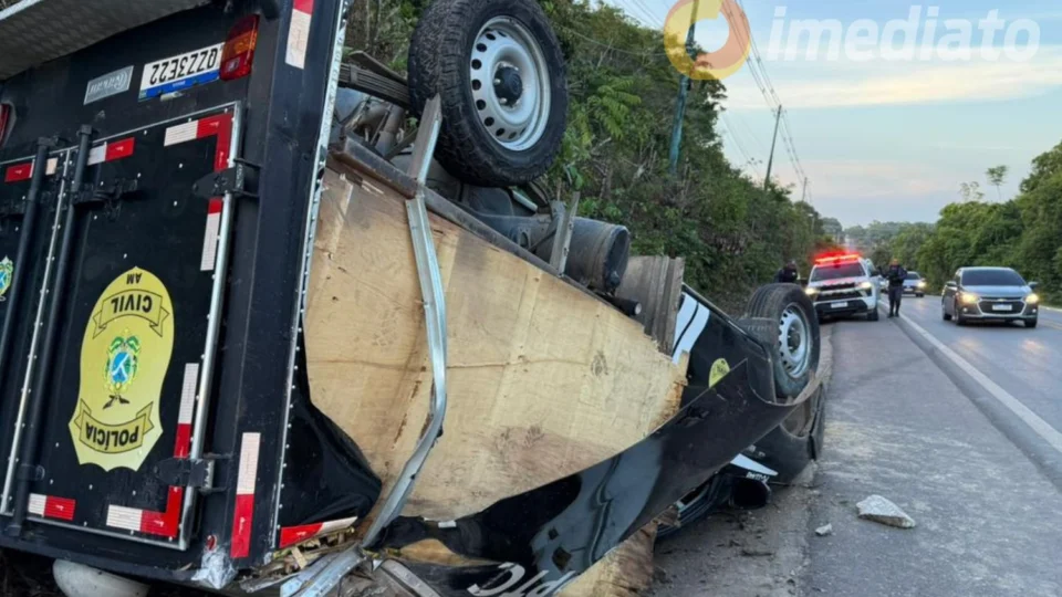 Viatura do IML capota na BR-174 após colisão com carro; duas pessoas têm ferimentos leves
