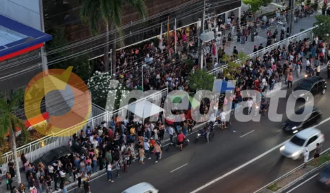 Movimentação intensa marca saída dos candidatos após o primeiro dia do Enem em Manaus