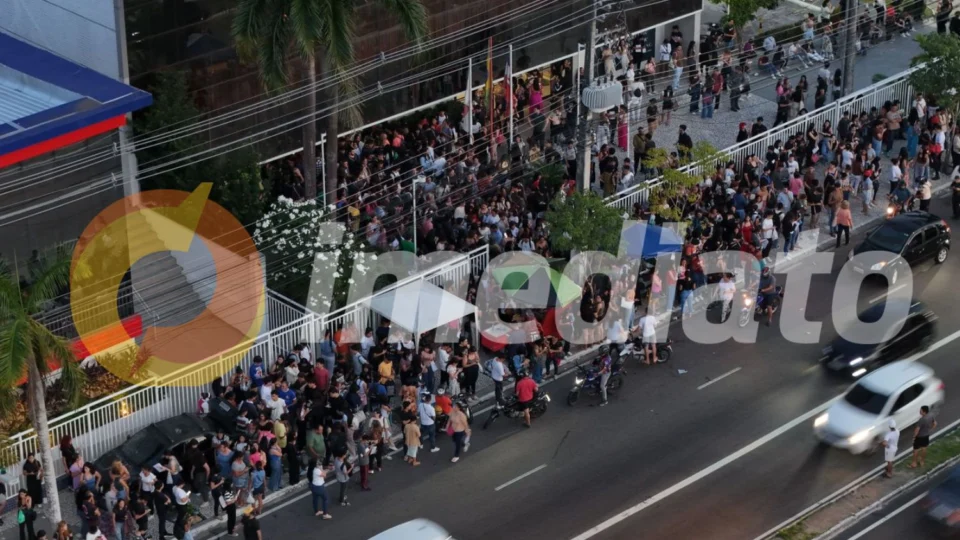 Movimentação intensa marca saída dos candidatos após o primeiro dia do Enem em Manaus