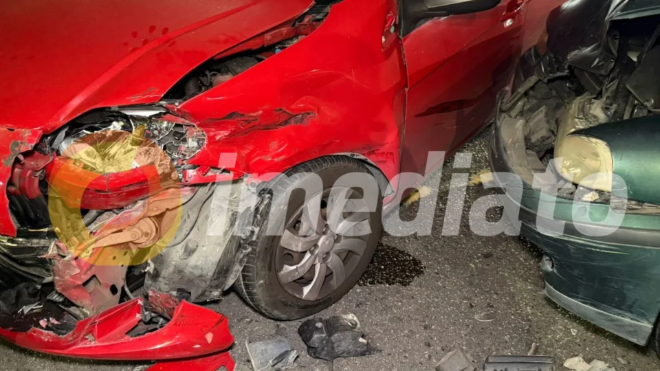 Motorista faz conversão proibida e causa acidente no cruzamento da Borba com Ipixuna