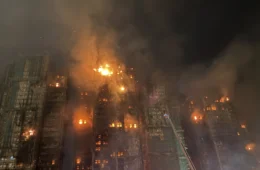 Fogo em Hong Kong começou em telas de proteção, avançou por andaimes de bambu e alarmes tinham defeito, diz governo