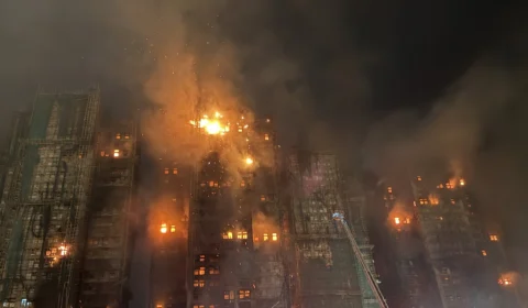 Fogo em Hong Kong começou em telas de proteção, avançou por andaimes de bambu e alarmes tinham defeito, diz governo