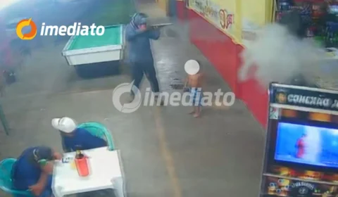 VÍDEO: Homem armado invade bar e dispara contra tio e sobrinho em Porto Velho