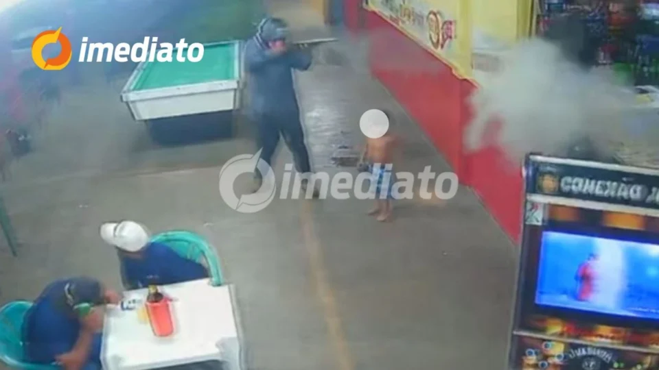 VÍDEO: Homem armado invade bar e dispara contra tio e sobrinho em Porto Velho