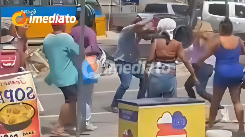 VÍDEO: Homem derruba e arrasta mulher pelo cabelo na Avenida Autaz Mirim, em Manaus
