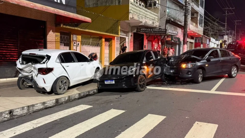 Motorista embriagado causa grave acidente entre veículos e deixa mulher ferida na Avenida Constantino Nery