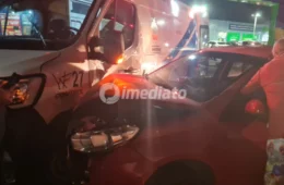 Motorista em alta velocidade causa colisão com ambulância em frente ao hospital na Avenida Grande Circular