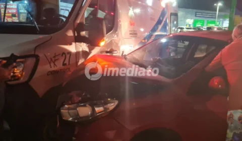 Motorista em alta velocidade causa colisão com ambulância em frente ao hospital na Avenida Grande Circular