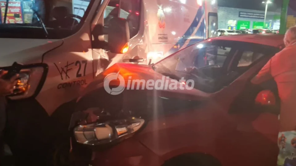 Motorista em alta velocidade causa colisão com ambulância em frente ao hospital na Avenida Grande Circular