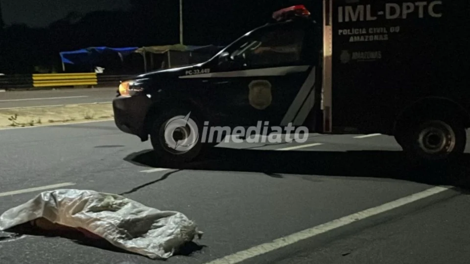 Mulher morre atropelada após sair do trabalho e tentar atravessar na Rodovia Manoel Urbano