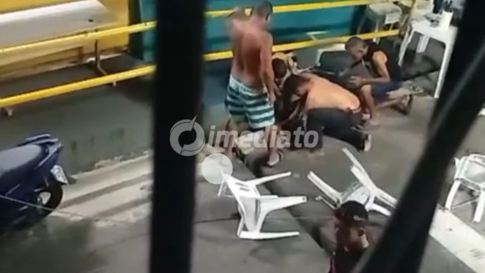 Imagens mostram desespero de moradores ao socorrer casal atingido por fio de alta tensão no bairro Nova Esperança