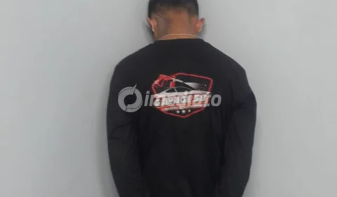 ROCAM prende homem com drogas, simulacro de arma e rádio comunicador no bairro Riacho Doce