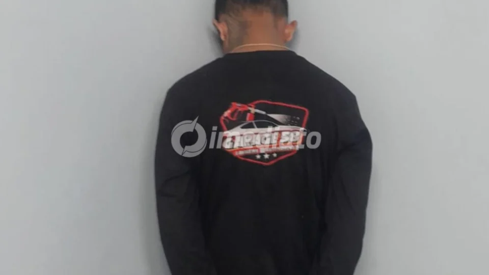 ROCAM prende homem com drogas, simulacro de arma e rádio comunicador no bairro Riacho Doce