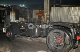 Caminhão é destruído por incêndio após cabo de alta tensão romper no bairro Jorge Teixeira