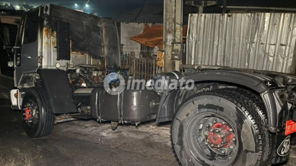 Caminhão é destruído por incêndio após cabo de alta tensão romper no bairro Jorge Teixeira