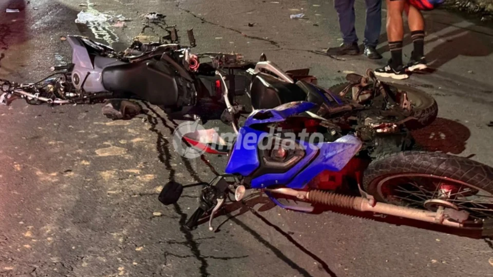 Colisão entre três motocicletas deixa pessoas feridas na Avenida Solimões, no Distrito Industrial